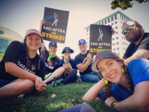 Brittany Curran Instagram - A full hour after today’s picketing concluded and everyone else had gone, we stayed and hung out on a patch of grass in front of Disney and chilled with the mayor of Burbank. Yes, you read that right. I am so happy to know my mayor is pro-labor (and pro-picnicking). @konstantineinca 

#SAGAFTRAstrike #sagaftramember #SAGAFTRAstrong #WGAstrike #ActorsStrike #SAGAFTRA #1u #UnionSolidarity #burbank #konstantineanthony 

@writersguildwest @wgawest @sagaftra @hollywoodreporter @burbankca