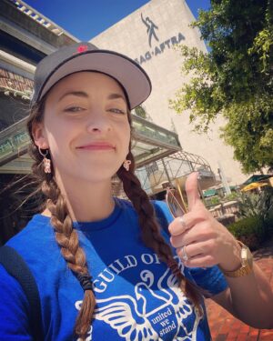 Brittany Curran Instagram - Dropping in on the @sagaftra headquarters, in my WGA blue, to offer my help in any way on this momentous day 🪧✊🏻💙

#sagaftrastrong #wgastrong #1u #solidarity #wgastrike #sagaftramember