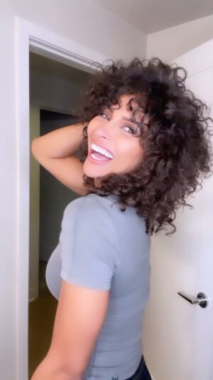 Brittany Lucio Instagram - Something New for the New Year 💇🏽‍♀️ Ready to let the Good Times Roll 🥳 ALL #2024 Mood 

Should I go shorter? 🤷🏽‍♀️ 

Stylist: @hairlovebynikkihowell 

#newyear
#newhair
#newme