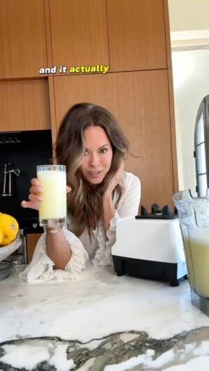 Brooke Burke Instagram - Try this every day this week! 🍋. My morning MUST-Have. Hydrate & detoxify. Blend the entire 🍋 with 60 oz water. @brookeburkebody