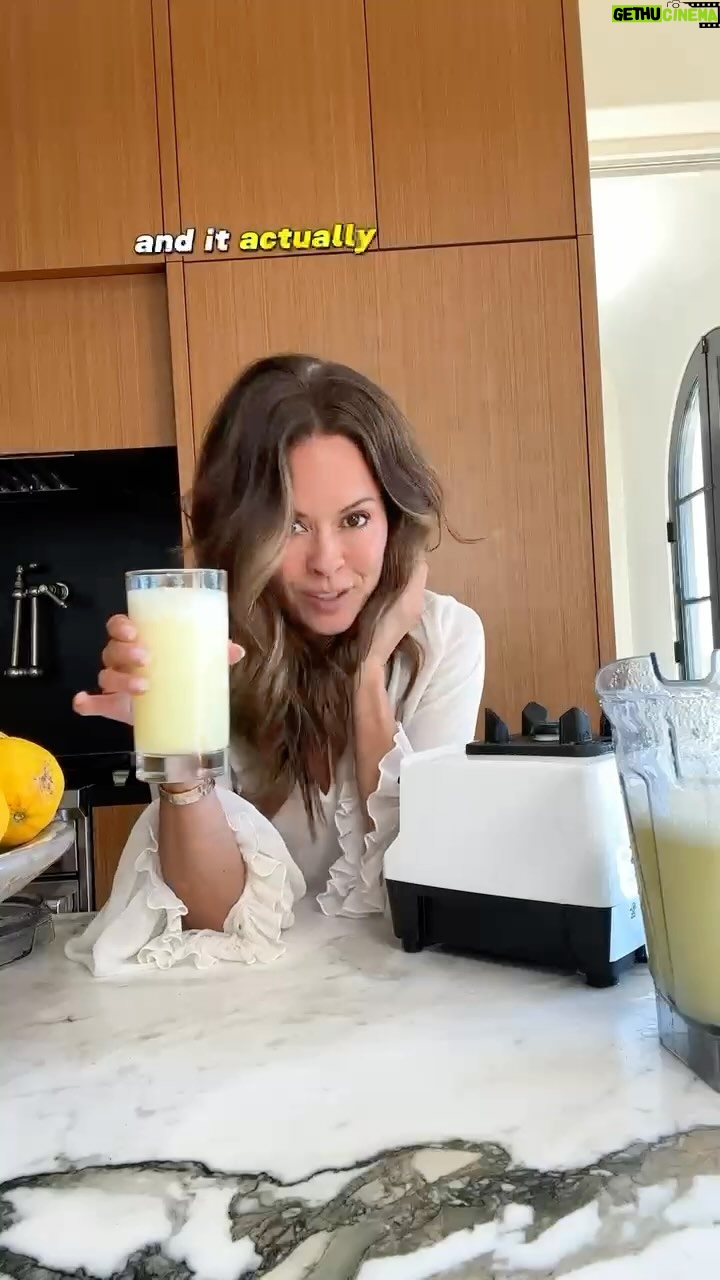 Brooke Burke Instagram - Try this every day this week! 🍋. My morning MUST-Have. Hydrate & detoxify. Blend the entire 🍋 with 60 oz water. @brookeburkebody