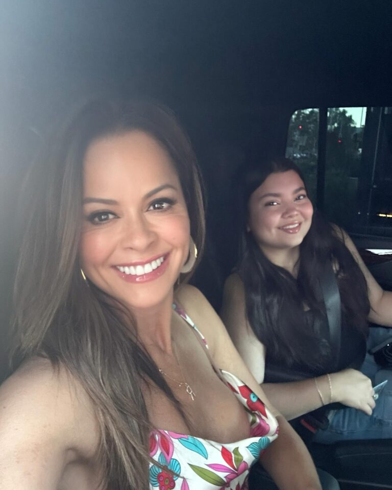 Brooke Burke Instagram - Just us 🩷💜 wishing you a gorgeous 😘Saturday.