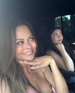 Brooke Burke Instagram - Just us 🩷💜 wishing you a gorgeous 😘Saturday.