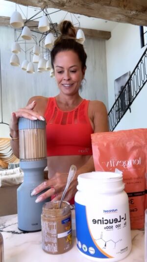 Brooke Burke Instagram - Here’s what I’m doing different... #essential amino acids. Adding more protein to my diet. This is my daily shake recipe. #longevitybybrookeburkebody super food cacoa powder, almond milk, frozen banana, cinnamon, leucine, tsp almond butter, tsp MCT oil. #intermittentfasting #smoothie #whatieatinaday #brookeburkebody THX Dr. Mel