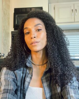 Brooklyn Sudano Instagram - Angela 💪🏽- episode 8 tonight! @cruelsummer #flannelfordays