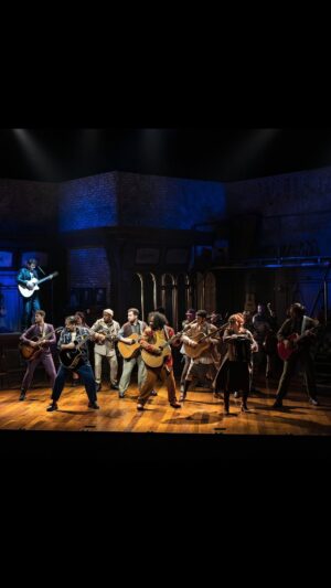 Bruna Guerin Instagram - Não postei antes sobre a última fechada de cortina dessa temporada de @once_omusical pq estava ocupada vivendo o fim. (Ainda estou.)

Sobre Once, eu ouvi e vi do público as reações mais lindas que já presenciei na vida em relação a um espetáculo. Uma das melhores é quando as pessoas diziam que todos nós do elenco tínhamos que assistir de fora para entender o quão lindo era. Sempre tive vontade de responder alguma coisa mas nunca sabia o quê e como.

 Deixo aqui com vocês então, meus olhos durante a minha cena favorita do espetáculo como resposta.

De todas, é a cena que menos me exige tecnicamente e corporalmente. Não canto, não toco nenhum instrumento e danço pouco. Mas por dentro, humanos… Não teve um dia em que, em algum momento do número, eu não agradecia todos os Deuses, Deusas, universos e estrelas por estar vivendo aquilo com aquelas pessoas. Era um estado de presença tão puro que faz entender no corpo durante aquele minuto o inexplicável sentido de existir. 

#teatro #teatromusical #once #oncemusical #broadway #onceomusical #atriz #actress #actresslife