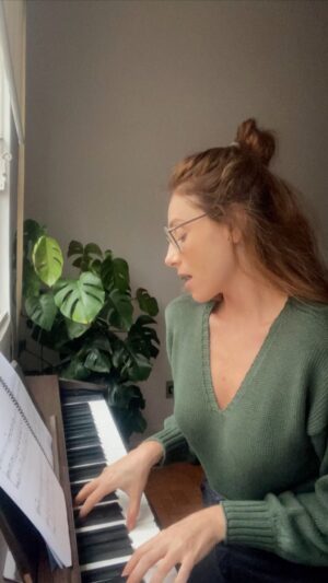 Bruna Guerin Instagram - Uma tentativa de Belém Eilish do Pará pra vcs nesse domingo chuvoso típico paulistano. 
.
.
.

letra da @juliars maravilhosa 🖤
.
.
.
#cover #pianocover #tacacá #joelma #musica #musicabrasileira #versão #atriz #actress #cantora #singer #piano #actresslife #billieeilish