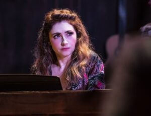 Bruna Guerin Instagram - “… E eu sei que logo cedo vou ter que te deixar
Você então será só o que eu lembrar…” 

foto: @adrianodoria 

#once #onceomusical #teatro #teatromusical #cultura #sp #oncemusical #broadwaymusicals