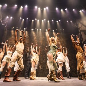 Bruna Guerin Instagram - MAIS UMA ESTREIA! @kissmekatemusical estreou e eu tenho a honra de fazer parte desse elenco maravilhoso ao lado dessa equipe e direção incríveis.

E tudo isso ao som de um dos compositores mais geniais que já passou por esse mundo. Mas mais importante que gênio, Cole Porte é um dos meus favoritos e cantar essas músicas no palco é realizar um sonho! 
Venham nos ver que tá lindo. ✨
…..

INGRESSOS SO NO LINK DA BIO OU NO @teatro_villalobos 

Fotos 1,3,4 e 5 @adrianodoria , 2 @arteviewoficial 
e 6 @andysantanaoficial . 

⭐️ CURTA TEMPORADA! 

- Sextas, às 21h 
- Sábados, às 17h e 21h 
- Domingos, às 17h

- Direção , Versão Brasileira e Supervisão Musical: @c_botelho.claudio 
- Direção Musical e Adaptação de Orquestração: @marcelocastro.md 
- Direção de Movimento e Coreografia: @alonsobarros 
- Diretora Residente: @dani.calicchio 
- Regência: @paulonogueira72 
- Coordenação Artística: @cybertsgirl 
- Assistente de Direção: @costantinimari 
- Assistente de Coreografia: @vandalfre 

- Produtora Associada: @alessandraverney 
- Direção de Produção: @ralvim 
- Direção de Produção: @marcogriesi 
- Direção de Produção: @daniellagriesi 

ELENCO:
@miguelfalabellareal
@alessandraverney 
@brunaguerin
@logullo_
@edgar.bustamante.ator
@fred.silveira
@fernandopatau
@fafy.siqueira
@rafaelmachadoficial
@mari.gallindo
@thiagomachad0
@leonardowagner
@ohipolyto_
@thorjunior10
@danilo_barbieri
@estevaosouz
@estherarieiv
@feeh_godoy
@gabrielconrad
@guipereira.arquitetura
@marisolmarcondes
@maysa.mundim

ORQUESTRA:

- Piano 1: @roniel_rds 
- Piano 2: @edson_piza 
- Violino 1: @thiagobrisolla_ 
- Violino 2: @brunazenti 
- Cello: @gabrielalvico 
- Baixo: @mauro.domenech 
- Bateria: @leandro.lui 
- Reed 1: @tiagosormani 
- Reed 2: marisatakano 
- Reed 3: @cesar_roversi 
- Trompete: @paulojordaotrpt 
- Trombone: @douglas_freitas34 

- Cenógrafo: @marco_lima_cenografo 
- Designer de Som: Marcelo Claret 
- Iluminador: @cesarpivetti 
- Figurinista: @karenbrusttolin 
- Visagismo: @dickolorenzo 
- Captação, criação e mídias sociais: @gatufilmes, @arthurhbr e @ga.metzner

#kissmekatebrasil #beijodamegera #coleporterteatromusical #musical #musicais #musicaltheatre #broadway