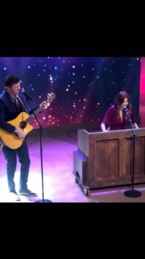 Bruna Guerin Instagram - Alguns momentinhos de ontem na participação de @once_omusical no programa Encontro com a diva @patriciapoeta . Conseguem imaginar a minha alegria (e da minha mãe!) em divulgar o nosso musical lindo em rede nacional e ainda cantar e tocar com simplesmente a FAMÍLIA LIMA? Não to cabendo em mim! ❤️✨💎
.
macacão das belíssimas @egueiras . ❤️
.
#teatro #teatromusical #once #oncebrasil #atriz #atrizquecanta #actress #musical #musicals