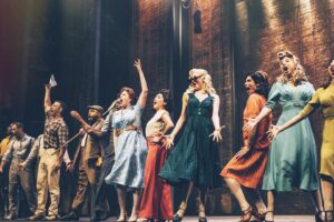 Bruna Guerin Instagram - ÚLTIMO DIA de @kissmekatemusical ! 
.
Fotos:
1 - @priscilaprade 
outras - @adrianodoria 
.
#teatro #teatromusical #kissmekate #coleporter #musical #broadway #atriz #actress #actresslife