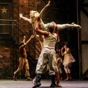 Bruna Guerin Instagram - MAIS UMA ESTREIA! @kissmekatemusical estreou e eu tenho a honra de fazer parte desse elenco maravilhoso ao lado dessa equipe e direção incríveis.

E tudo isso ao som de um dos compositores mais geniais que já passou por esse mundo. Mas mais importante que gênio, Cole Porte é um dos meus favoritos e cantar essas músicas no palco é realizar um sonho! 
Venham nos ver que tá lindo. ✨
…..

INGRESSOS SO NO LINK DA BIO OU NO @teatro_villalobos 

Fotos 1,3,4 e 5 @adrianodoria , 2 @arteviewoficial 
e 6 @andysantanaoficial . 

⭐️ CURTA TEMPORADA! 

- Sextas, às 21h 
- Sábados, às 17h e 21h 
- Domingos, às 17h

- Direção , Versão Brasileira e Supervisão Musical: @c_botelho.claudio 
- Direção Musical e Adaptação de Orquestração: @marcelocastro.md 
- Direção de Movimento e Coreografia: @alonsobarros 
- Diretora Residente: @dani.calicchio 
- Regência: @paulonogueira72 
- Coordenação Artística: @cybertsgirl 
- Assistente de Direção: @costantinimari 
- Assistente de Coreografia: @vandalfre 

- Produtora Associada: @alessandraverney 
- Direção de Produção: @ralvim 
- Direção de Produção: @marcogriesi 
- Direção de Produção: @daniellagriesi 

ELENCO:
@miguelfalabellareal
@alessandraverney 
@brunaguerin
@logullo_
@edgar.bustamante.ator
@fred.silveira
@fernandopatau
@fafy.siqueira
@rafaelmachadoficial
@mari.gallindo
@thiagomachad0
@leonardowagner
@ohipolyto_
@thorjunior10
@danilo_barbieri
@estevaosouz
@estherarieiv
@feeh_godoy
@gabrielconrad
@guipereira.arquitetura
@marisolmarcondes
@maysa.mundim

ORQUESTRA:

- Piano 1: @roniel_rds 
- Piano 2: @edson_piza 
- Violino 1: @thiagobrisolla_ 
- Violino 2: @brunazenti 
- Cello: @gabrielalvico 
- Baixo: @mauro.domenech 
- Bateria: @leandro.lui 
- Reed 1: @tiagosormani 
- Reed 2: marisatakano 
- Reed 3: @cesar_roversi 
- Trompete: @paulojordaotrpt 
- Trombone: @douglas_freitas34 

- Cenógrafo: @marco_lima_cenografo 
- Designer de Som: Marcelo Claret 
- Iluminador: @cesarpivetti 
- Figurinista: @karenbrusttolin 
- Visagismo: @dickolorenzo 
- Captação, criação e mídias sociais: @gatufilmes, @arthurhbr e @ga.metzner

#kissmekatebrasil #beijodamegera #coleporterteatromusical #musical #musicais #musicaltheatre #broadway