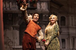 Bruna Guerin Instagram - ÚLTIMO DIA de @kissmekatemusical ! 
.
Fotos:
1 - @priscilaprade 
outras - @adrianodoria 
.
#teatro #teatromusical #kissmekate #coleporter #musical #broadway #atriz #actress #actresslife