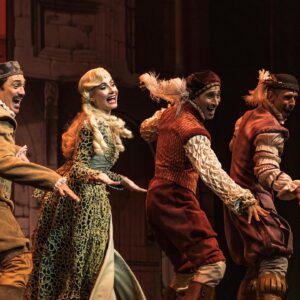 Bruna Guerin Instagram - MAIS UMA ESTREIA! @kissmekatemusical estreou e eu tenho a honra de fazer parte desse elenco maravilhoso ao lado dessa equipe e direção incríveis.

E tudo isso ao som de um dos compositores mais geniais que já passou por esse mundo. Mas mais importante que gênio, Cole Porte é um dos meus favoritos e cantar essas músicas no palco é realizar um sonho! 
Venham nos ver que tá lindo. ✨
…..

INGRESSOS SO NO LINK DA BIO OU NO @teatro_villalobos 

Fotos 1,3,4 e 5 @adrianodoria , 2 @arteviewoficial 
e 6 @andysantanaoficial . 

⭐️ CURTA TEMPORADA! 

- Sextas, às 21h 
- Sábados, às 17h e 21h 
- Domingos, às 17h

- Direção , Versão Brasileira e Supervisão Musical: @c_botelho.claudio 
- Direção Musical e Adaptação de Orquestração: @marcelocastro.md 
- Direção de Movimento e Coreografia: @alonsobarros 
- Diretora Residente: @dani.calicchio 
- Regência: @paulonogueira72 
- Coordenação Artística: @cybertsgirl 
- Assistente de Direção: @costantinimari 
- Assistente de Coreografia: @vandalfre 

- Produtora Associada: @alessandraverney 
- Direção de Produção: @ralvim 
- Direção de Produção: @marcogriesi 
- Direção de Produção: @daniellagriesi 

ELENCO:
@miguelfalabellareal
@alessandraverney 
@brunaguerin
@logullo_
@edgar.bustamante.ator
@fred.silveira
@fernandopatau
@fafy.siqueira
@rafaelmachadoficial
@mari.gallindo
@thiagomachad0
@leonardowagner
@ohipolyto_
@thorjunior10
@danilo_barbieri
@estevaosouz
@estherarieiv
@feeh_godoy
@gabrielconrad
@guipereira.arquitetura
@marisolmarcondes
@maysa.mundim

ORQUESTRA:

- Piano 1: @roniel_rds 
- Piano 2: @edson_piza 
- Violino 1: @thiagobrisolla_ 
- Violino 2: @brunazenti 
- Cello: @gabrielalvico 
- Baixo: @mauro.domenech 
- Bateria: @leandro.lui 
- Reed 1: @tiagosormani 
- Reed 2: marisatakano 
- Reed 3: @cesar_roversi 
- Trompete: @paulojordaotrpt 
- Trombone: @douglas_freitas34 

- Cenógrafo: @marco_lima_cenografo 
- Designer de Som: Marcelo Claret 
- Iluminador: @cesarpivetti 
- Figurinista: @karenbrusttolin 
- Visagismo: @dickolorenzo 
- Captação, criação e mídias sociais: @gatufilmes, @arthurhbr e @ga.metzner

#kissmekatebrasil #beijodamegera #coleporterteatromusical #musical #musicais #musicaltheatre #broadway