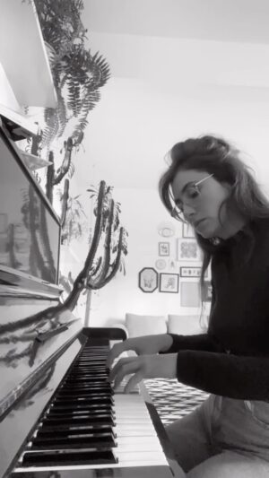 Bruna Guerin Instagram - Uma das inúmeras vezes que eu sento e ele me escuta. Eu sempre saio melhor do que cheguei. ♥️

🎵 “Je Te Laisserai des Mots” do Patrick Watson

#piano #pianocover #actress #actresslife #atriz #music #patrickwatson
