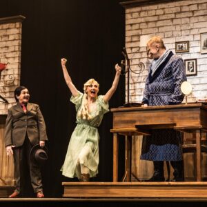 Bruna Guerin Instagram - MAIS UMA ESTREIA! @kissmekatemusical estreou e eu tenho a honra de fazer parte desse elenco maravilhoso ao lado dessa equipe e direção incríveis.

E tudo isso ao som de um dos compositores mais geniais que já passou por esse mundo. Mas mais importante que gênio, Cole Porte é um dos meus favoritos e cantar essas músicas no palco é realizar um sonho! 
Venham nos ver que tá lindo. ✨
…..

INGRESSOS SO NO LINK DA BIO OU NO @teatro_villalobos 

Fotos 1,3,4 e 5 @adrianodoria , 2 @arteviewoficial 
e 6 @andysantanaoficial . 

⭐️ CURTA TEMPORADA! 

- Sextas, às 21h 
- Sábados, às 17h e 21h 
- Domingos, às 17h

- Direção , Versão Brasileira e Supervisão Musical: @c_botelho.claudio 
- Direção Musical e Adaptação de Orquestração: @marcelocastro.md 
- Direção de Movimento e Coreografia: @alonsobarros 
- Diretora Residente: @dani.calicchio 
- Regência: @paulonogueira72 
- Coordenação Artística: @cybertsgirl 
- Assistente de Direção: @costantinimari 
- Assistente de Coreografia: @vandalfre 

- Produtora Associada: @alessandraverney 
- Direção de Produção: @ralvim 
- Direção de Produção: @marcogriesi 
- Direção de Produção: @daniellagriesi 

ELENCO:
@miguelfalabellareal
@alessandraverney 
@brunaguerin
@logullo_
@edgar.bustamante.ator
@fred.silveira
@fernandopatau
@fafy.siqueira
@rafaelmachadoficial
@mari.gallindo
@thiagomachad0
@leonardowagner
@ohipolyto_
@thorjunior10
@danilo_barbieri
@estevaosouz
@estherarieiv
@feeh_godoy
@gabrielconrad
@guipereira.arquitetura
@marisolmarcondes
@maysa.mundim

ORQUESTRA:

- Piano 1: @roniel_rds 
- Piano 2: @edson_piza 
- Violino 1: @thiagobrisolla_ 
- Violino 2: @brunazenti 
- Cello: @gabrielalvico 
- Baixo: @mauro.domenech 
- Bateria: @leandro.lui 
- Reed 1: @tiagosormani 
- Reed 2: marisatakano 
- Reed 3: @cesar_roversi 
- Trompete: @paulojordaotrpt 
- Trombone: @douglas_freitas34 

- Cenógrafo: @marco_lima_cenografo 
- Designer de Som: Marcelo Claret 
- Iluminador: @cesarpivetti 
- Figurinista: @karenbrusttolin 
- Visagismo: @dickolorenzo 
- Captação, criação e mídias sociais: @gatufilmes, @arthurhbr e @ga.metzner

#kissmekatebrasil #beijodamegera #coleporterteatromusical #musical #musicais #musicaltheatre #broadway