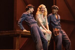 Bruna Guerin Instagram - ÚLTIMO DIA de @kissmekatemusical ! 
.
Fotos:
1 - @priscilaprade 
outras - @adrianodoria 
.
#teatro #teatromusical #kissmekate #coleporter #musical #broadway #atriz #actress #actresslife