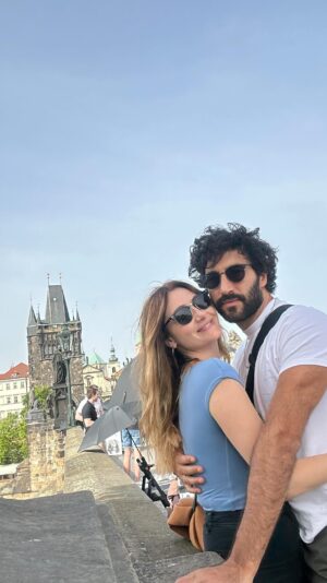 Bruna Guerin Instagram - A gente rindo à toa por aí ♥️

(o jogo vai virar quando a fatura chegar) 

#berlin #praga #forro #casal #viagem #europa