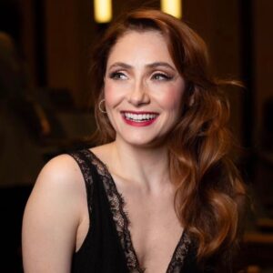 Bruna Guerin Instagram - MAIS UMA ESTREIA! @kissmekatemusical estreou e eu tenho a honra de fazer parte desse elenco maravilhoso ao lado dessa equipe e direção incríveis.

E tudo isso ao som de um dos compositores mais geniais que já passou por esse mundo. Mas mais importante que gênio, Cole Porte é um dos meus favoritos e cantar essas músicas no palco é realizar um sonho! 
Venham nos ver que tá lindo. ✨
…..

INGRESSOS SO NO LINK DA BIO OU NO @teatro_villalobos 

Fotos 1,3,4 e 5 @adrianodoria , 2 @arteviewoficial 
e 6 @andysantanaoficial . 

⭐️ CURTA TEMPORADA! 

- Sextas, às 21h 
- Sábados, às 17h e 21h 
- Domingos, às 17h

- Direção , Versão Brasileira e Supervisão Musical: @c_botelho.claudio 
- Direção Musical e Adaptação de Orquestração: @marcelocastro.md 
- Direção de Movimento e Coreografia: @alonsobarros 
- Diretora Residente: @dani.calicchio 
- Regência: @paulonogueira72 
- Coordenação Artística: @cybertsgirl 
- Assistente de Direção: @costantinimari 
- Assistente de Coreografia: @vandalfre 

- Produtora Associada: @alessandraverney 
- Direção de Produção: @ralvim 
- Direção de Produção: @marcogriesi 
- Direção de Produção: @daniellagriesi 

ELENCO:
@miguelfalabellareal
@alessandraverney 
@brunaguerin
@logullo_
@edgar.bustamante.ator
@fred.silveira
@fernandopatau
@fafy.siqueira
@rafaelmachadoficial
@mari.gallindo
@thiagomachad0
@leonardowagner
@ohipolyto_
@thorjunior10
@danilo_barbieri
@estevaosouz
@estherarieiv
@feeh_godoy
@gabrielconrad
@guipereira.arquitetura
@marisolmarcondes
@maysa.mundim

ORQUESTRA:

- Piano 1: @roniel_rds 
- Piano 2: @edson_piza 
- Violino 1: @thiagobrisolla_ 
- Violino 2: @brunazenti 
- Cello: @gabrielalvico 
- Baixo: @mauro.domenech 
- Bateria: @leandro.lui 
- Reed 1: @tiagosormani 
- Reed 2: marisatakano 
- Reed 3: @cesar_roversi 
- Trompete: @paulojordaotrpt 
- Trombone: @douglas_freitas34 

- Cenógrafo: @marco_lima_cenografo 
- Designer de Som: Marcelo Claret 
- Iluminador: @cesarpivetti 
- Figurinista: @karenbrusttolin 
- Visagismo: @dickolorenzo 
- Captação, criação e mídias sociais: @gatufilmes, @arthurhbr e @ga.metzner

#kissmekatebrasil #beijodamegera #coleporterteatromusical #musical #musicais #musicaltheatre #broadway