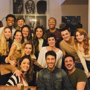 Bruna Guerin Instagram - MAIS UMA ESTREIA! @kissmekatemusical estreou e eu tenho a honra de fazer parte desse elenco maravilhoso ao lado dessa equipe e direção incríveis.

E tudo isso ao som de um dos compositores mais geniais que já passou por esse mundo. Mas mais importante que gênio, Cole Porte é um dos meus favoritos e cantar essas músicas no palco é realizar um sonho! 
Venham nos ver que tá lindo. ✨
…..

INGRESSOS SO NO LINK DA BIO OU NO @teatro_villalobos 

Fotos 1,3,4 e 5 @adrianodoria , 2 @arteviewoficial 
e 6 @andysantanaoficial . 

⭐️ CURTA TEMPORADA! 

- Sextas, às 21h 
- Sábados, às 17h e 21h 
- Domingos, às 17h

- Direção , Versão Brasileira e Supervisão Musical: @c_botelho.claudio 
- Direção Musical e Adaptação de Orquestração: @marcelocastro.md 
- Direção de Movimento e Coreografia: @alonsobarros 
- Diretora Residente: @dani.calicchio 
- Regência: @paulonogueira72 
- Coordenação Artística: @cybertsgirl 
- Assistente de Direção: @costantinimari 
- Assistente de Coreografia: @vandalfre 

- Produtora Associada: @alessandraverney 
- Direção de Produção: @ralvim 
- Direção de Produção: @marcogriesi 
- Direção de Produção: @daniellagriesi 

ELENCO:
@miguelfalabellareal
@alessandraverney 
@brunaguerin
@logullo_
@edgar.bustamante.ator
@fred.silveira
@fernandopatau
@fafy.siqueira
@rafaelmachadoficial
@mari.gallindo
@thiagomachad0
@leonardowagner
@ohipolyto_
@thorjunior10
@danilo_barbieri
@estevaosouz
@estherarieiv
@feeh_godoy
@gabrielconrad
@guipereira.arquitetura
@marisolmarcondes
@maysa.mundim

ORQUESTRA:

- Piano 1: @roniel_rds 
- Piano 2: @edson_piza 
- Violino 1: @thiagobrisolla_ 
- Violino 2: @brunazenti 
- Cello: @gabrielalvico 
- Baixo: @mauro.domenech 
- Bateria: @leandro.lui 
- Reed 1: @tiagosormani 
- Reed 2: marisatakano 
- Reed 3: @cesar_roversi 
- Trompete: @paulojordaotrpt 
- Trombone: @douglas_freitas34 

- Cenógrafo: @marco_lima_cenografo 
- Designer de Som: Marcelo Claret 
- Iluminador: @cesarpivetti 
- Figurinista: @karenbrusttolin 
- Visagismo: @dickolorenzo 
- Captação, criação e mídias sociais: @gatufilmes, @arthurhbr e @ga.metzner

#kissmekatebrasil #beijodamegera #coleporterteatromusical #musical #musicais #musicaltheatre #broadway