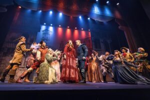 Bruna Guerin Instagram - ÚLTIMO DIA de @kissmekatemusical ! 
.
Fotos:
1 - @priscilaprade 
outras - @adrianodoria 
.
#teatro #teatromusical #kissmekate #coleporter #musical #broadway #atriz #actress #actresslife
