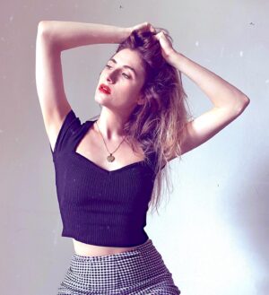 Bruna Guerin Instagram - A gente arranca os cabelos mas com sensualidade. 
(Perdão. Foi o máximo que consegui em plena terça-feira. Farei melhor na próxima legenda. 🥴)
.
#bardotinspired #atriz #actress #photoshoot #fotografia