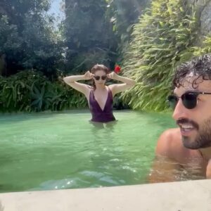 Bruna Guerin Instagram - Um dump desses na cara de vcs para provar que posso ser influencer de viagem. Quem vê potencial?
Me contratem para experimentar o hotel de vcs, hoteleiros? 
Melhor companhia impossível! 
@logullo_ 🩵
.
#folga #viagem #viajando #riodejaneiro #rj #piscinanatural #mar #sea #vista #views #nature #naturelovers