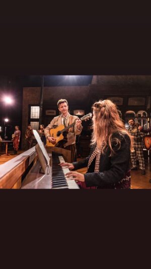Bruna Guerin Instagram - “Vem passar o dia comigo!”. 😳
É um #tbt de janeiro. Produzi esse conteúdo ‘maravilhoso’ dias antes da estreia de @once_omusical . Tava quase desistindo mas a blogueira que habita em mim 
berrou e dessa vez eu obedeci. 
.
#once #onceomusical #teatro #teatromusical #atriz #broadway #actress #bastidores #adaywithme #oncethemusical #musical #sp #actress #actresslifestyle #vidadeatriz