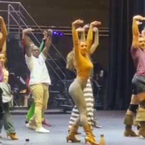 Bruna Guerin Instagram - @kissmekatemusical tá pronto mas sempre tem ensaio. Pq teatro musical não é tiktok. Aqui não tem dancinha fácil feita só pela parte superior do corpo! Não temos movimentos sem sentido, nem cabeças e braços imprecisos e muito menos um corpo de pouco tonus com a graça de um tofu com chuchu.
Chupa tiktokers! 
.
#desafio #desafiandogeraçãoZ #teatro #teatromusical #ensaio #kissmekate #broadway #broadwaymusicals 
#tiktok #desafiotiktok