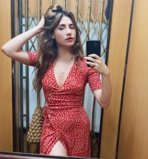 Bruna Guerin Instagram - A blogueyrani que habita em mim não pode ver um elevador vintage sem tirar uma selfie. Poderia dizer que foi em Paris, mas foi em Ipanema mesmo. 🌊
.
#selfie #selfieelevator #lesfillesenrouje #gabindress #robegabin #frenchie #parisienne #parisianstyle
#parisianvIbe #effortlesschic
#parisianstyle #frenchmood #parisianlifestyle #parisjetaime #outfitdaily #everydayoutfit
#lookinspiration #stylehunter
 #effortlessstyle #parisianamour #parisvibes #parislover