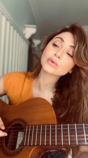 Bruna Guerin Instagram - Clube da Esquina não saiu da minha cabeça essa semana. Por isso veio parar aqui sem querer querendo. 
.
“Um girassol da cor do seu cabelo“ de Lô Borges.

#clubedaesquina #loborges #cover #violão #vozeviolao #música #mpb #musicabrasileira