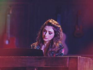 Bruna Guerin Instagram - Ai que eu não paro de postar sobre @once_omusical . Acabou mas não acabou. A música termina, a gente para de tocar mas fica ressoando por mais um tempo.
Nossa! Que bonito isso, Bruna. A verdade é que eu queria ter postado mais fotos esse fim de semana mas estava ocupada vivendo o fim. Então me aguentem monotemática por mais essa semana. Beijos.
.
foto @adrianodoria 
.
#once #teatro #teatromusical #onceomusical #oncemusical #oncethemusical #oncemovie #fallingslowly #atriz #actress #actresslife #atrizbrasileira