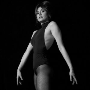 Bruna Guerin Instagram - Toda atriz “de musical” que se preze tem uma foto de collant preto cavado e meia-calça. Um clássico! 
.
foto @adrianodoria e beleza @dickolorenzo .

#photography #photo #photoshoot #foto #atriz #musical