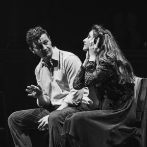 Bruna Guerin Instagram - Ai meu coração… Última semana de @once_omusical e eu vou lotar esse feed de fotos! Vcs me aguentam?
.
foto: @adrianodoria 
.
#teatro #teatromusical #musical #musicaltheatre #once #onceomusical #oncethemusical #atriz #actress #actresslife