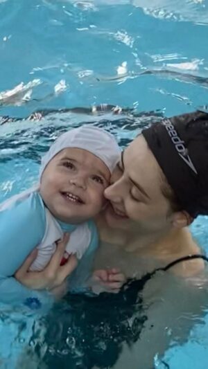 Bruna Guerin Instagram - Esse é o Lucca e eu sou a dinda dele. Lucca e eu temos feito aula de natação. Não sei qual de nós 2 aprende ou ensina mais. Ou quem é mais criança… Só sei que estar com ele é um exercício de presença plena tão grande que a vida fica linda e faz sentido. Viva as crianças! 💙