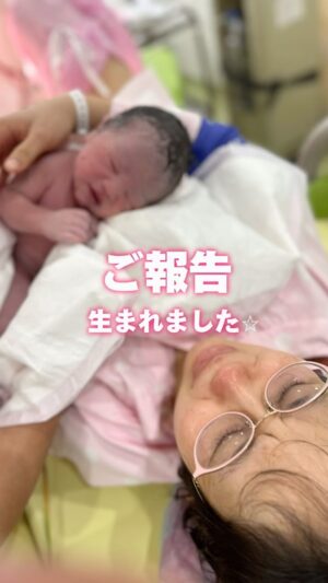 Bubbly Tamami Instagram - 【ご報告とお礼】
ストーリーでは流しましたが、先日3月29日に第三子の男の子を出産しました！
たくさんの応援やお祝いのメッセージありがとうございました。本当に心の励みになりました！ありがとう‼️😭😭❤️

計画無痛で分娩の出産でしたが、
誘発をしたけどなかなか赤ちゃんが降りてこず...
分娩台でまさかの23時間過ごしました（笑）

最後の最後はまさかの臍の緒が首に巻いてしまっていたため、出るのに時間がかかり、お腹を押しても出てこない。

赤ちゃんも心拍が下がり、私も意識朦朧として、酸素マスクしながら
いろんな角度や姿勢でいきんで
最後は横向きの姿勢で赤ちゃんが生まれてきてくれました。

本当に死を覚悟しました。
いまここに命があることに感謝しかないです。

生まれてきた瞬間は夫と2人で号泣しました。
あんなに泣いてた夫を見るのは久しぶりでした。
最後まで手をつないで一緒に頑張ってくれた
夫にも本当に感謝です。この人と結婚して良かったと
心から思いました（急な惚気w）

そして赤ちゃんですが、
SNS上での名前は"ミミ太"くんです！
これからも私らしく、3人の男の子かあちゃんとして
エンタメを通して
ママの笑顔がいちばんであることを
伝えていきます✨

コンサートもはやく復帰したいな。
応援してくれた戦友たち本当にありがとうござぃした‼️

これからも一緒にLOVE自分子育てしていこーね！1人じゃないよ！！感謝！

ママ界のエンターテイナー
バブリーたまみ

_______________________________

✔︎バブたまのファンクラブ
これまで1400名以上！ファンメン募集してます！
バブたまの活動を参加型で応援して孤独の回避を目的としたコミュニティです！特典もりだくさん555円✨

✔︎初書籍【LOVE自分子育て】出版しました
楽天1位！Amazonベストセラーになりました！
こんな私はダメだ、母親失格だ、夫との子育てが難しい
と悩んで自分を責めているママ全員読んでほしい！

プロフィールハイライトで先読みできます！
Amazon、楽天、書店でゲットできます！

上記すべて
@bubblytamami 
プロフィールURLやハイライトから⭐︎

_______________________________

#バブリーたまみ#ママ界のエンターテイナー#ママの笑顔がいちばん
#ママリ#ママガール#コドモノ#ベビフル#matemama#ママポスト
#男の子#子育て#産後うつ#産後#育児#育児ノイローゼ #産後#LOVE自分子育て#妊婦#3人目妊婦#妊娠#マタニティブルー#産後ケア#産後対策#出産#無痛分娩