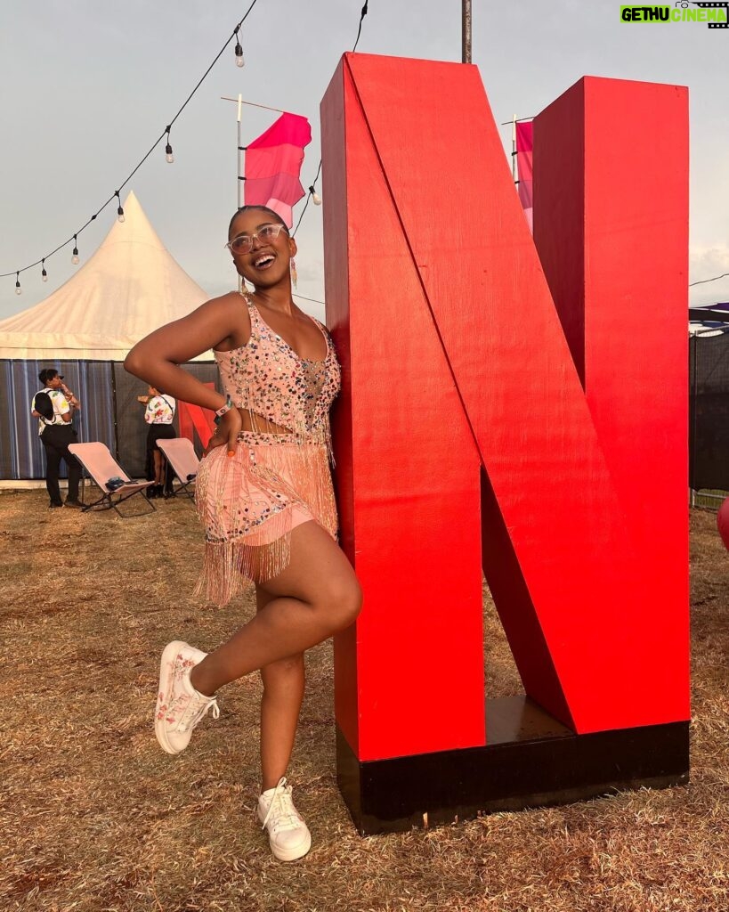 Buntu Petse Instagram - Day Two got me feeling festive!!🤩🌸 @heyneighbourfest brought @kendricklamar so I had to show up dripped in @nmbynicolemeyerson!!😍💕 Material: @moosas_fabrics