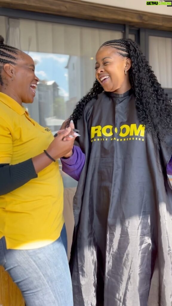 Buntu Petse Instagram - If you’re someone who doesn’t like going to the salon and you prefer doing your hair in the comfort of your home then let me 🔌 you guys!!!💆🏾‍♀️💈 @rooommobilesalon is a premium mobile salon that does house calls anywhere in Gauteng , Capetown , Durban, Bloemfontein & Nelspruit in Mpumalanga . Booking an appointment is easy , simply send them a picture of the hairstyle you’d like on WhatsApp 064 162 1439 and they’ll send a professional hairdresser to come do your hair 😍