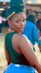 Buntu Petse Instagram - Can December pull through already!! Si ready!😂💃🏾💅. Thanks to the brew who caught this foolery on camera🙏🏾❤️🤣