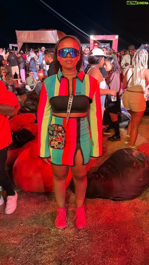 Buntu Petse Instagram - And just like that, @heyneighbourfest has blessed me with an AMAZING weekend. @netflixsa treatment was TOP TIER and for sure #itsafullhouse! Dressed by the amazingly talented @haku.co.za Look how the colours change!😍😍😍😍😭😭😭💃🏾💃🏾💃🏾💃🏾