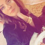 Burçin Abdullah Instagram - 1 Aralık’tan sesleniyorum, o gün set günüydü bugün pijama krallığı 💆‍♀️