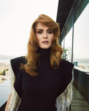 Burcu Cavrar Instagram - Teşekkürler @timurcanersoy
Fotoğraf @egemenpirlant
Styling @sedassolmaz
Saç @mertcan.pekguzel
Makyaj @aynurkabakk 
Styling Asistanı @betulcapkurr
Mekan @gezihotelbosphorus
Teşekkürler
@sokmentalent @songulgoksel 
🙌
