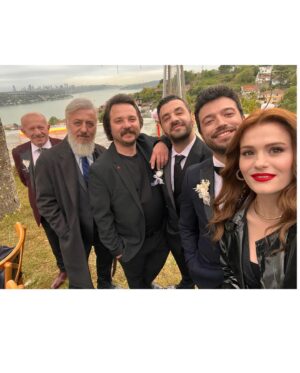 Burcu Cavrar Instagram - Ama ne güzel bir yolculuktu🥰 Son bölüm son kez #ömer bu akşam. Herkesin yolu güzel olsun çiçekler açsın. Emeği geçen herkes tepeden tırnağa çok kıymetli . Vico yerin çok başka bende çok 😇🫶 Yeniden yeni yollarda karşılaşmak üzere dostlar😇💫