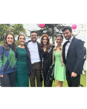 Burcu Cavrar Instagram - Ama ne güzel bir yolculuktu🥰 Son bölüm son kez #ömer bu akşam. Herkesin yolu güzel olsun çiçekler açsın. Emeği geçen herkes tepeden tırnağa çok kıymetli . Vico yerin çok başka bende çok 😇🫶 Yeniden yeni yollarda karşılaşmak üzere dostlar😇💫