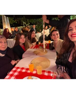 Burcu Cavrar Instagram - Ama ne güzel bir yolculuktu🥰 Son bölüm son kez #ömer bu akşam. Herkesin yolu güzel olsun çiçekler açsın. Emeği geçen herkes tepeden tırnağa çok kıymetli . Vico yerin çok başka bende çok 😇🫶 Yeniden yeni yollarda karşılaşmak üzere dostlar😇💫