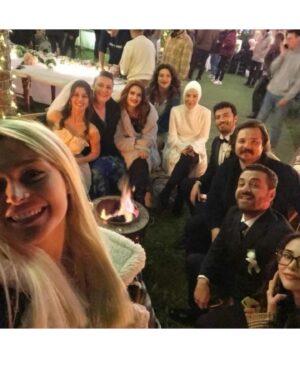 Burcu Cavrar Instagram - Ama ne güzel bir yolculuktu🥰 Son bölüm son kez #ömer bu akşam. Herkesin yolu güzel olsun çiçekler açsın. Emeği geçen herkes tepeden tırnağa çok kıymetli . Vico yerin çok başka bende çok 😇🫶 Yeniden yeni yollarda karşılaşmak üzere dostlar😇💫
