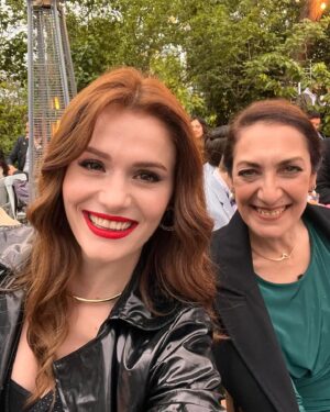 Burcu Cavrar Instagram - Ama ne güzel bir yolculuktu🥰 Son bölüm son kez #ömer bu akşam. Herkesin yolu güzel olsun çiçekler açsın. Emeği geçen herkes tepeden tırnağa çok kıymetli . Vico yerin çok başka bende çok 😇🫶 Yeniden yeni yollarda karşılaşmak üzere dostlar😇💫