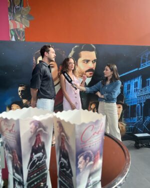 Buse Meral Instagram - Cadı ve Fikriye artık seyirciye emanet, filmimiz 26 Nisan’da vizyonda 💫☺️ Yönetmenimiz @ermanbostan partnerim @furkanandic ve emeği geçen tüm oyuncu ve ekip arkadaşlarıma her şey için teşekkür ederim, sizinle çalışmak benim için bir zevkti, dilerim yolumuz bir gün tekrar kesişir 🙏🏼 

Dün akşam gerçekleşen galamızda ise yanımda olan @pinartelevi ⁩ @aysegulsenerpr @ecesisik @gokhanyalciner @furkanyalciner ve bütün ekibe ayrıca teşekkür ederim 🙏🏼💫 

Herkese iyi seyirler 😀
