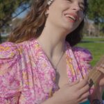 Buse Meral Instagram - Benim için baharın anlamı: Pandora, ukulele ve en yakın dostum Şiva 🌸🌼 @theofficialpandora #ShotForPandora #MomentsWithPandora #işbirliği