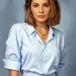 Buse Sinem İren Instagram - Ben de bir 90’lar ruzgari estireyim derken hortuma sebep oldum 😅 hangisini koyucaam 😱 sonuncusunda yapay zeka beni mavi gozlu yapmis 😅